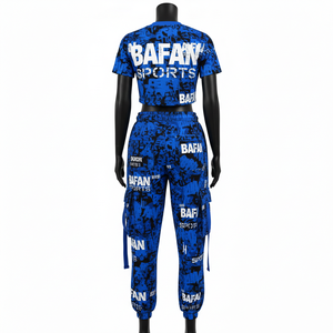 ชุดเซ็ตผู้หญิงพรีเมียม ผ้าคอตตอนโพลีเอสเตอร์สแปนเด็กซ์ 240 GSM สีน้ำเงินดำ ลายกราฟิก เสื้อครอปท็อป กางเกงจ็อกเกอร์ทรงคาร์โก้ พร้อมปักโลโก้ตามสั่ง - Product Image 2