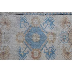 Tapis turc vintage, petit tapis de 2,6 x 4,3 pieds, tapis bleu et blanc à bordures - Product Image 5