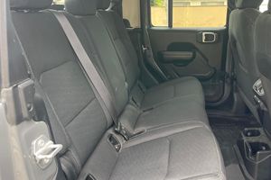 Jeep Gladiator California Edition 4x4 2021, Bajo Kilometraje, Caja de Cambios Automática, Volante a la Izquierda, Neumáticos R20, Estado Oscuro - Product Image 6