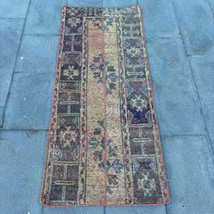 Alfombra Vintage Pequeña de 2.1x4.9 pies, Alfombra Turca, Alfombra de Lana con Diseño Floral Azul y Rojo - Product Image 1