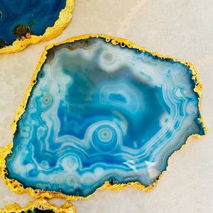Vente en gros Dessous de verre écologique poli Love en cristal naturel bleu agate tranche de pierres précieuses plaquées or avec bords dorés Décoration intérieure - Product Image 5