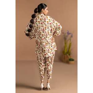 Conjunto de Dos Piezas para Mujer, Estampado Dobby Color Crema, Tela Crepé, Top de Manga Tres Cuartos, Tallas XXS y XS, para Oficina - Product Image 1