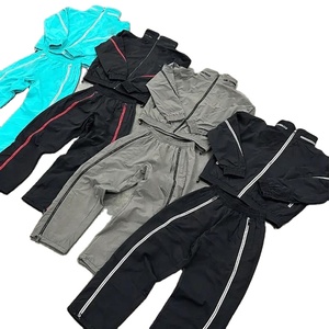 Ensemble de survêtement personnalisé deux pièces, design streetwear, veste coupe-vent réfléchissante et pantalon de survêtement avec sweat à capuche pour homme - Product Image 1