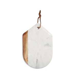 Tabla de cortar de mármol Diseño de latón con mango para colgar en cuero Uso para artículos de fiesta Muestra gratis - Product Image 3