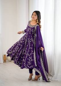 La elegancia se une a la tradición. El color Mehndi combinado con un dupatta multicolor bellamente bordado. - Product Image 2