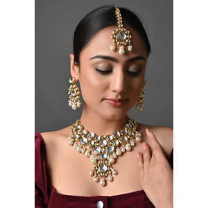 ชุดเครื่องประดับลูกปัดไข่มุก kundan polki ประกอบด้วยสร้อยคอพร้อม Maang-Tikka และต่างหู - Product Image 4