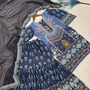 Ensemble élégant de sharara kurta en soie chinon avec dupatta, imprimé numérique, travail avec de vrais miroirs et pierres, travail manuel, dernier travail lourd - Product Image 1