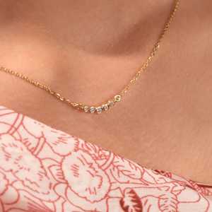 Elegante collar de cinco piedras de diamantes naturales de 0.14 ct con un brillo gradual sutil para uso diario en la oficina y para un estilo chic en capas. - Product Image 5