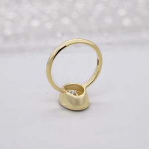 Bague de fiançailles solitaire en diamant de laboratoire certifié IGI, forme ovale avec sertissage clos - Product Image 5