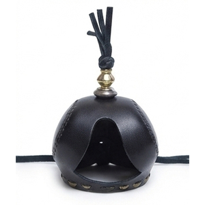 Cagoule de fauconnerie en cuir avec pompon et capuchon métallique pour équipement de chasse, design minimaliste, taille unique, portable, noire - Product Image 6