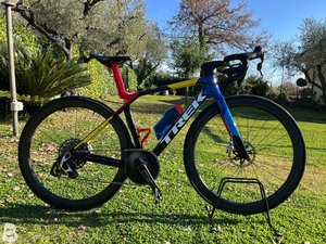 จักรยานเสือหมอบ New Madone SLR 8 AXS Gen 8 2025 - Product Image 3