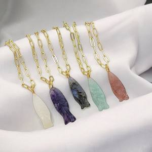 Collier de poissons de pierres précieuses 25x8mm Pierre précieuse sculptée en forme de poisson plaqué or Collier fait main Pierre naturelle Sculpture Fournisseur de bijoux - Product Image 2