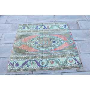 พรมปูพื้นลายปะติดสีแดงวินเทจ ขนาด 3.7x3.7 ฟุต พร้อมแผ่นรองหลังทำจากยางพารา เป็นมิตรต่อสิ่งแวดล้อม เหมาะสำหรับตกแต่งบ้าน - Product Image 4