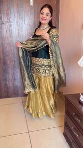 Présentation d'une collection de costumes de créateur lourds, costume lourd en soie romaine avec broderie de séquence, haut et palazzo Jimmy avec dupatta - Product Image 2