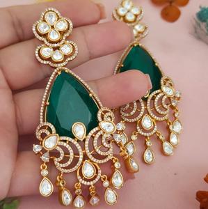 Hermosos Aretes de Latón Chapado en Oro de la Mejor Calidad con Piedras de Moissanita para Mujer, Ideales para Bodas y Fiestas - Product Image 1