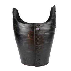 La maceta oscura con asas recortadas le da un encanto moderno, La maceta oscura, la planta verde frondosa, perfecta para llevar al aire libre en nuestra maceta de jarrones - Product Image 6