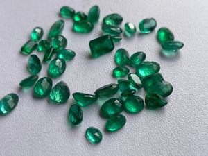 พัสดุมรกตธรรมชาติแซมเบียเกรดพรีเมียม MM |   พลอยสีเขียวทรงเหลี่ยมเจียระไนอย่างดี - Product Image 1