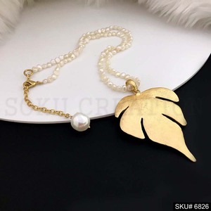 Pendentif plaqué or de Big Leaf avec perles Collier fait main premium pour les filles et les femmes casual wear SKU6826 - Product Image 1