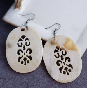 Pendientes de gota grandes de cuerno antiguo artesanías Tayyab de moda patrón de mariposa clásico personalizable para mujeres para compromiso - Product Image 1