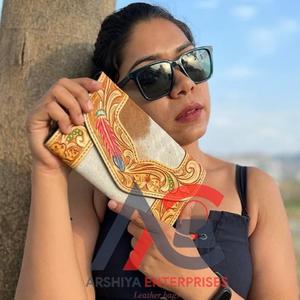 Cartera de piel de vaca de diseño antiguo estilo vintage hecha a mano de la mejor calidad - Product Image 1