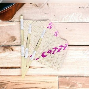 Artisanat traditionnel bambou naturel raphia ventilateur été main paille canne tissé ventilateurs forme carrée main ventilateur Pankha avec longue poignée - Product Image 2