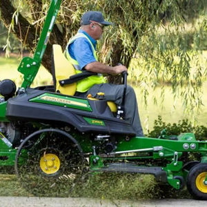 เครื่องตัดหญ้าแบบนั่งขับ John Deere Z900 Zero Turn ระดับพาณิชย์ พร้อมถุงเก็บหญ้าขนาดใหญ่ มีบริการให้สินเชื่อ - Product Image 4