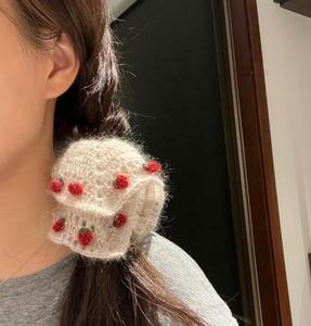Lo Último en Moda: Diadema de Lana Tejida a Crochet con Forma de Fresa Hecha a Mano en 2025 - Product Image 2