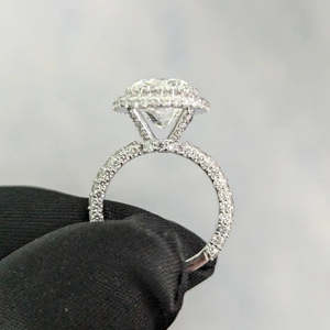Bague de fiançailles halo en diamant de laboratoire certifié IGI 5,60 carats, taille coussin carrée, couleur D-E-F, clarté VVS - Product Image 3