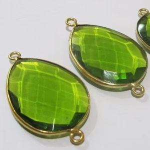 Conector de Latón con Peridoto, Hidrocuarzo y Cuarzo, Forma de Pera, Bisel, Tamaño 20x25 mm, Doble Aro, Dijes de Alta Calidad para Fabricación de Joyería - Product Image 1