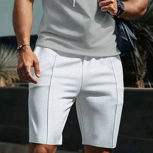 Conjunto de 2 piezas de pantalones cortos de manga corta bloqueados de color a rayas con capucha para hombre, hecho de material de fibra de poliéster y tela suave y cómoda - Product Image 4