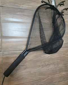 Filet à main en bois de haute qualité pour la pêche à la mouche et la libération de la truite avec un long crochet de suspension élastique profond - Product Image 6