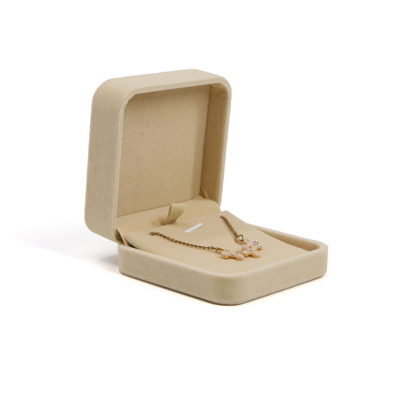 จี้สี่เหลี่ยมสีเบจ