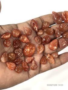 Pierre précieuse naturelle en pierre de soleil africaine rouge, cabochon, forme et taille mélangées, 8 à 15 mm environ, vente en gros de bijoux - Product Image 1