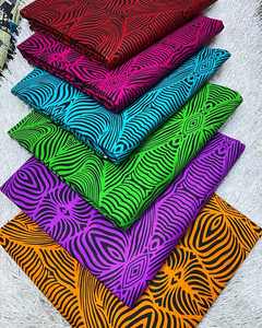 Tissu exclusif à imprimé cire africaine Togo en coton lisse pour vêtements et accessoires personnalisés avec de riches motifs traditionnels - Product Image 3