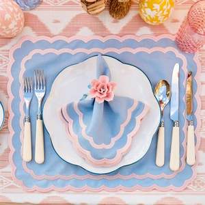 Elegantes manteles individuales de lino con bordados sutiles para una decoración minimalista del comedor, estilo premium. - Product Image 5