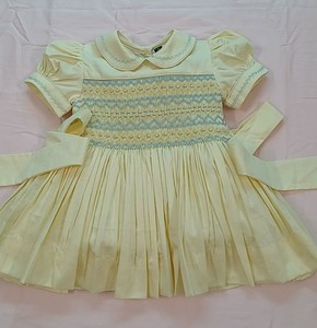 Robe smockée matière 100% soie coton faite à la main, pour bébé 3Mto 7 ans pour Pâques - Product Image 1