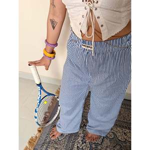 Pantaloni da donna a righe blu, a gamba dritta, in tessuto Oxford traspirante, a vita media, di tendenza, con motivo animalier, di tendenza su Pinterest - Product Image 2