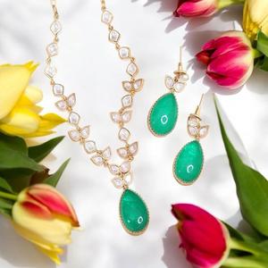 Ensemble de collier et boucles d'oreilles élégant de haute qualité avec finition dorée, aspect pierres, collection pour mariage et soirée pour femmes - Product Image 1