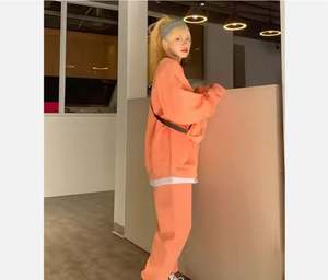 Vêtements pour femmes Ensemble de pantalons de survêtement 2 pièces avec logo personnalisé Jogging Survêtements deux pièces Ensemble de sweatshirt à capuche et col rond pour femmes - Product Image 4