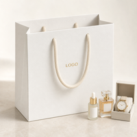 Sac shopping personnalisé en papier blanc avec logo en aluminium pour l'emballage de sérum de soin, de flacon de parfum et de montre