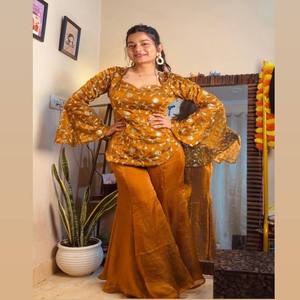 Conjunto de Vestido y Pantalón Plazzo de Tela Moss NC para Mujer VASTRA COTTAGE con Bordado de Lentejuelas, Diseño de Fiesta, Ropa Étnica Festiva - Product Image 3