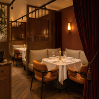 Mobilier commercial de luxe en cuir : Fauteuil confortable, chaise de salle à manger rembourrée, ensemble table ronde, banquette de restaurant pour hôtel