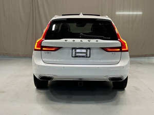 Voiture d'occasion de qualité abordable, Volvo V-90 Cross Country T6 2017, conduite à gauche - Product Image 5