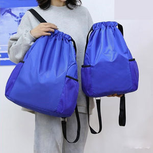 Mochila Unisex con Cordón, Diseño Geométrico, Cierre de Cremallera, Alta Resistencia al Agua, Fabricada en Pakistán - Product Image 4