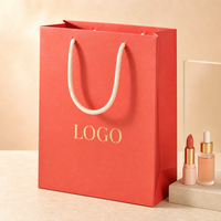 Sac en papier de luxe personnalisé avec logo en feuille d'aluminium pour l'emballage de rouge à lèvres, de flacons de parfum et de sérums de soin de la peau