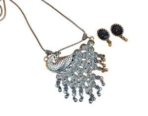 Collar llamativo con acabado antiguo para mujer, elegante diseño de pavo real en cadena oxidada para uso étnico y bohemio hecho en latón - Product Image 1