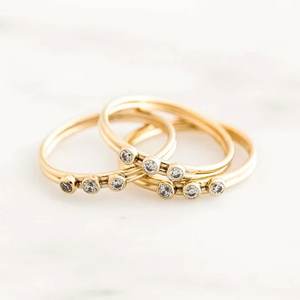 Anillo de Compromiso y Matrimonio Minimalista Clásico con Bisel, Corte Moissanite, Plata de Ley 925 Chapada en Oro para Mujeres y Chicas - Product Image 3