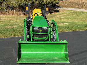 John Deere 1025R 2023 completo con cargador, plataforma de corte de 60 pulgadas y 21 horas de uso. Excelente tractor compacto usado asequible - Product Image 2