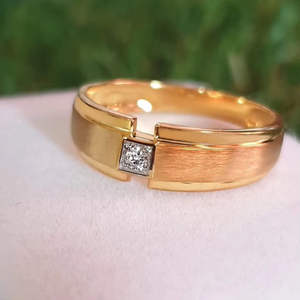 Anillo de compromiso y aniversario de moissanita de 0.50 quilates con corte redondo, estilo hip hop para hombre, regalo para esposo, plata de ley 925 chapada en oro - Product Image 3