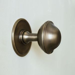 Pomo de Puerta de Metal Dorado Antiguo con Diseño de Ángel para Puertas de Casa, Hotel y Villa - Ecológico y Personalizable - Product Image 1